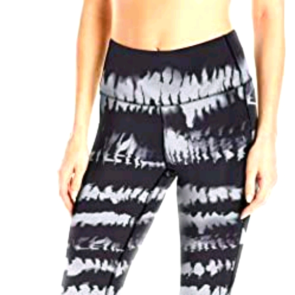 LIKE NEW Lucy Perfect Core Capri - Picture 2 of 16